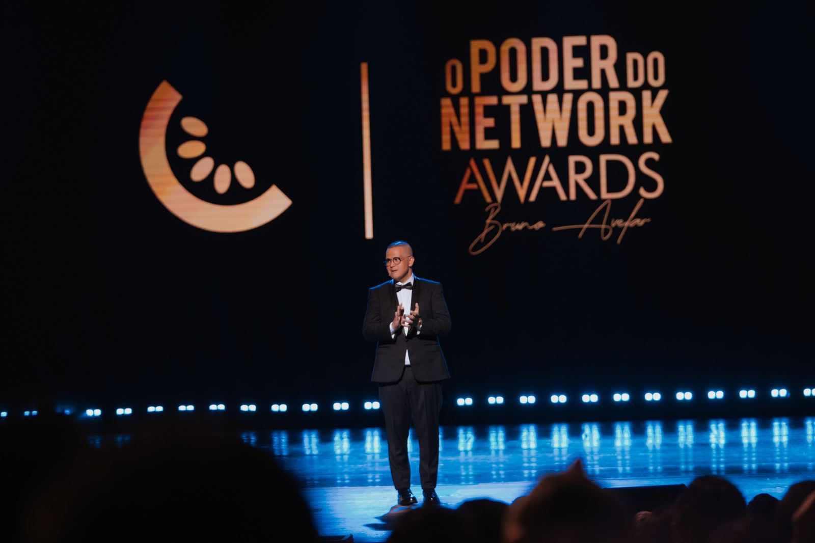Bruno Avelar no palco do Poder do Network Awards, em preto e branco