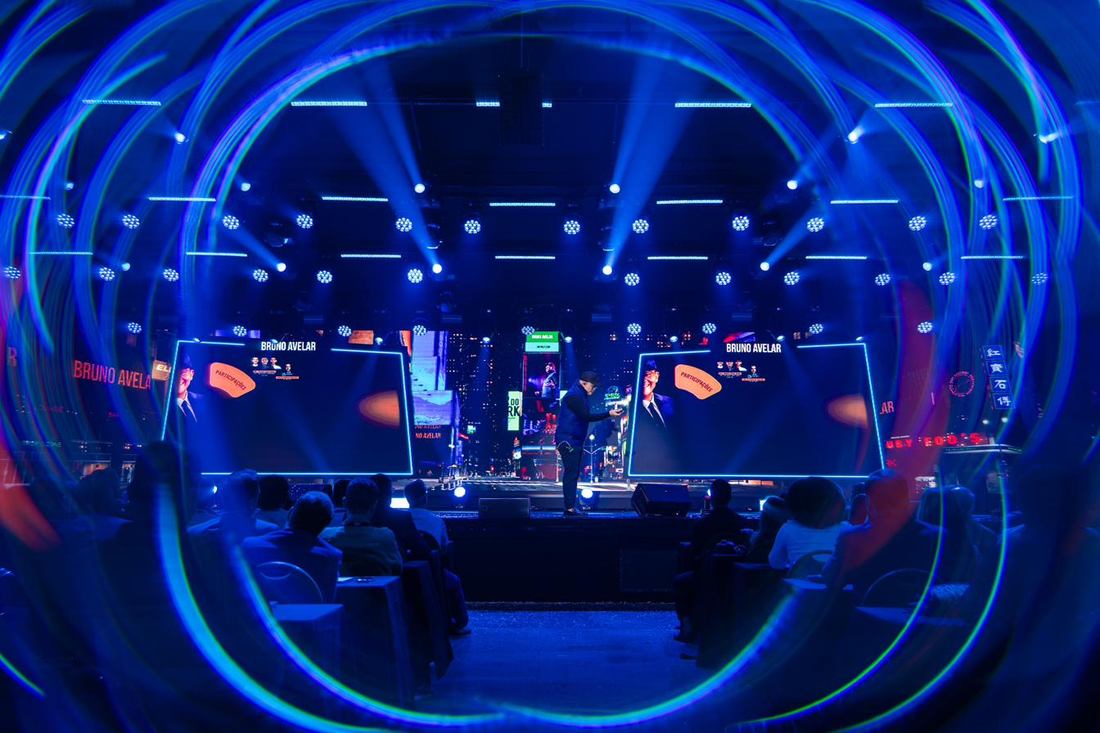 Palco em luz dourada diante da plateia