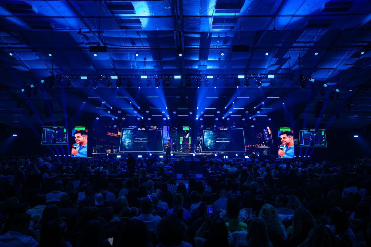 Palco iluminado diante da plateia lotada